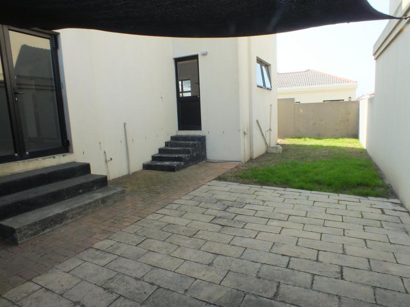 To Let 4 Bedroom Property for Rent in Van Riebeeckshof Western Cape